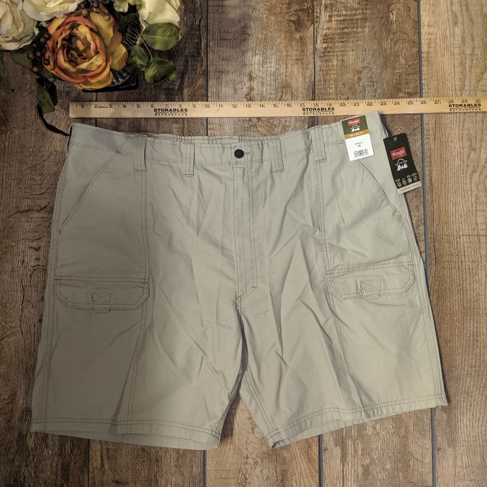 Men's Tan Wrangler Cargo Style Shorts size  46